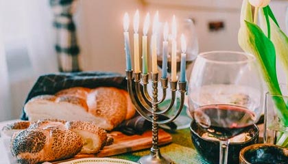 印度7名强奸犯获得保释后举行庆祝引发民众愤怒，警方以违反保释条件为由对其重新进行抓捕