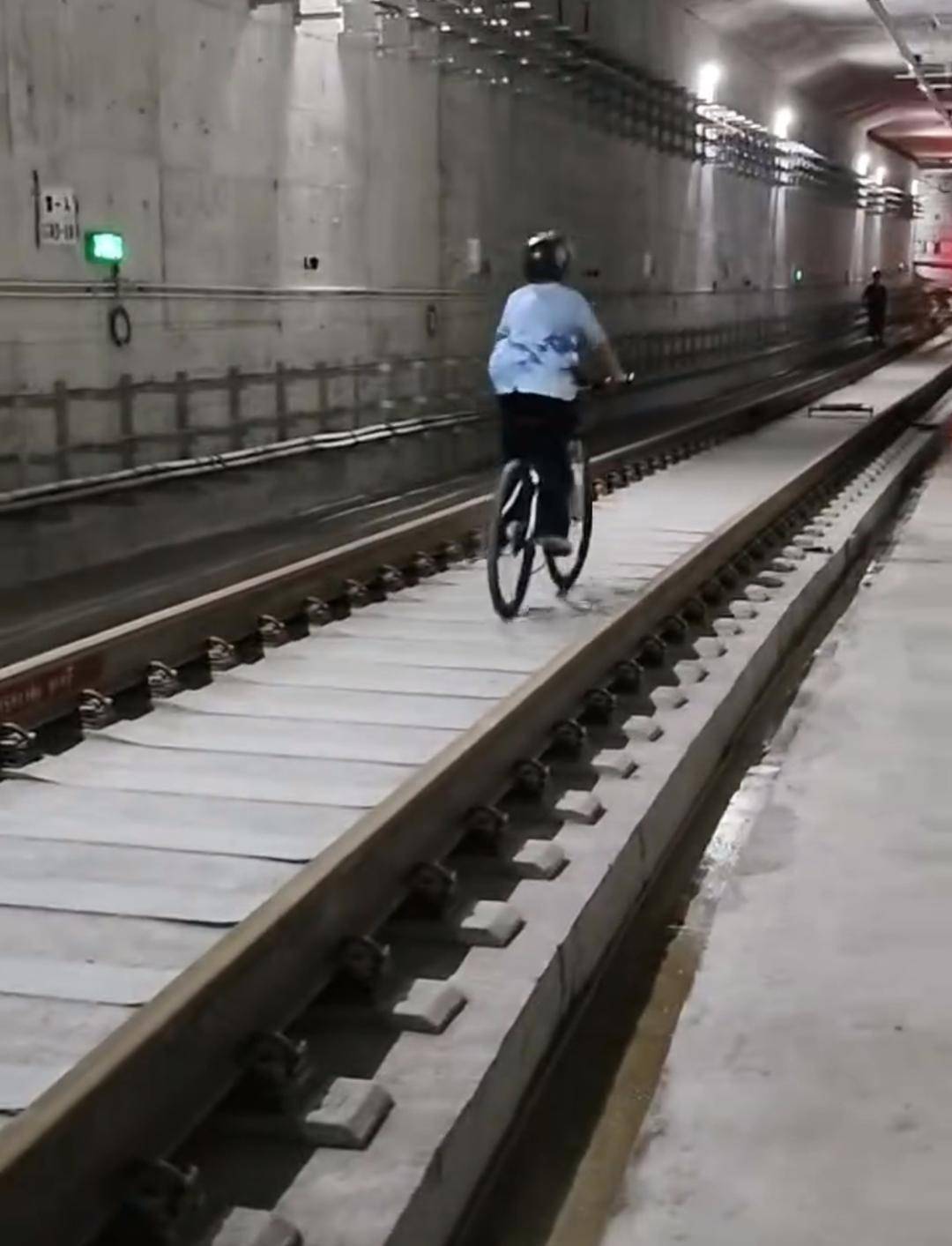 重庆多名未成年人在地铁隧道里骑车滑轨 事发地点确认