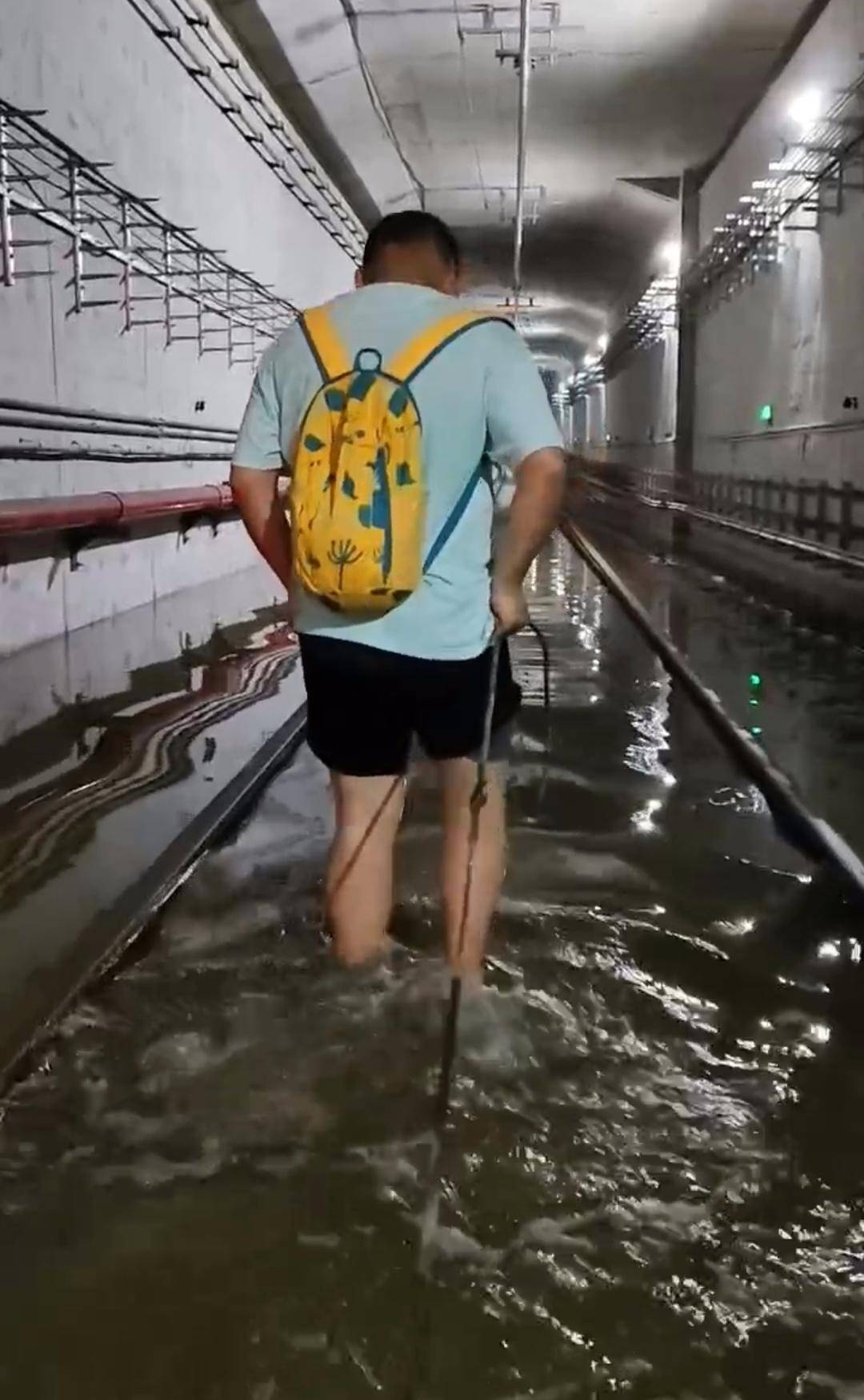 重庆多名未成年人在地铁隧道里骑车滑轨 事发地点确认