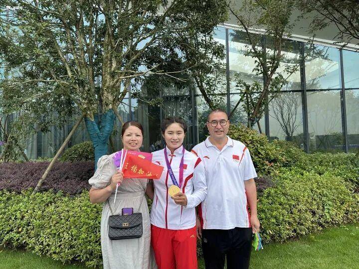 顾客手抖把97.5元付成975元！浙江老板报警寻人，亚运冠军女儿为老爸点赞