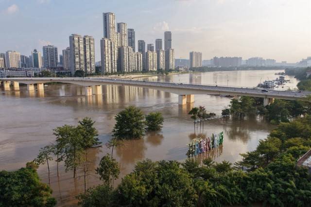 百色多个村庄被困水中已超半月，长涝难退为何重演？