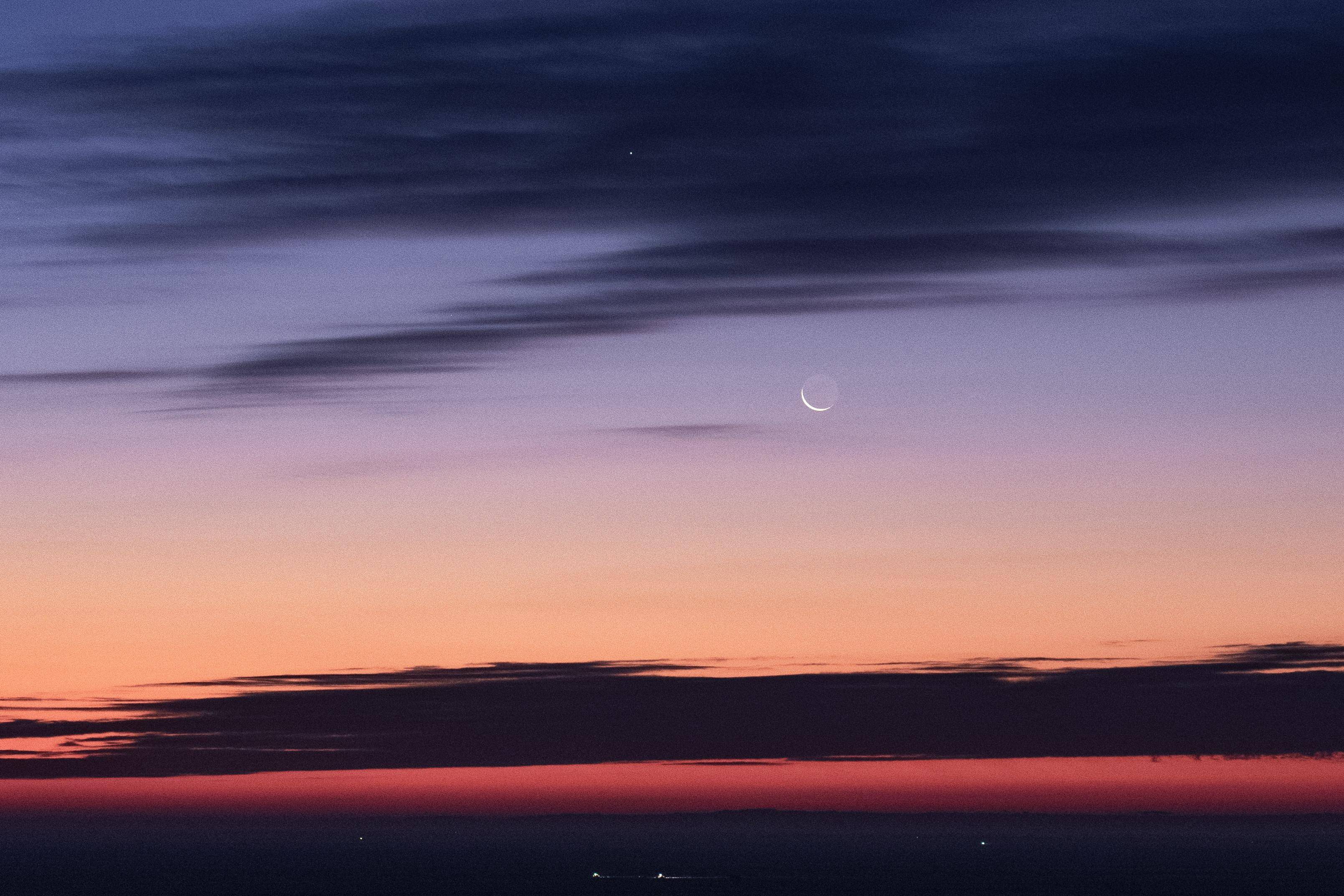 星空相册｜启明星伴月现身天宇#