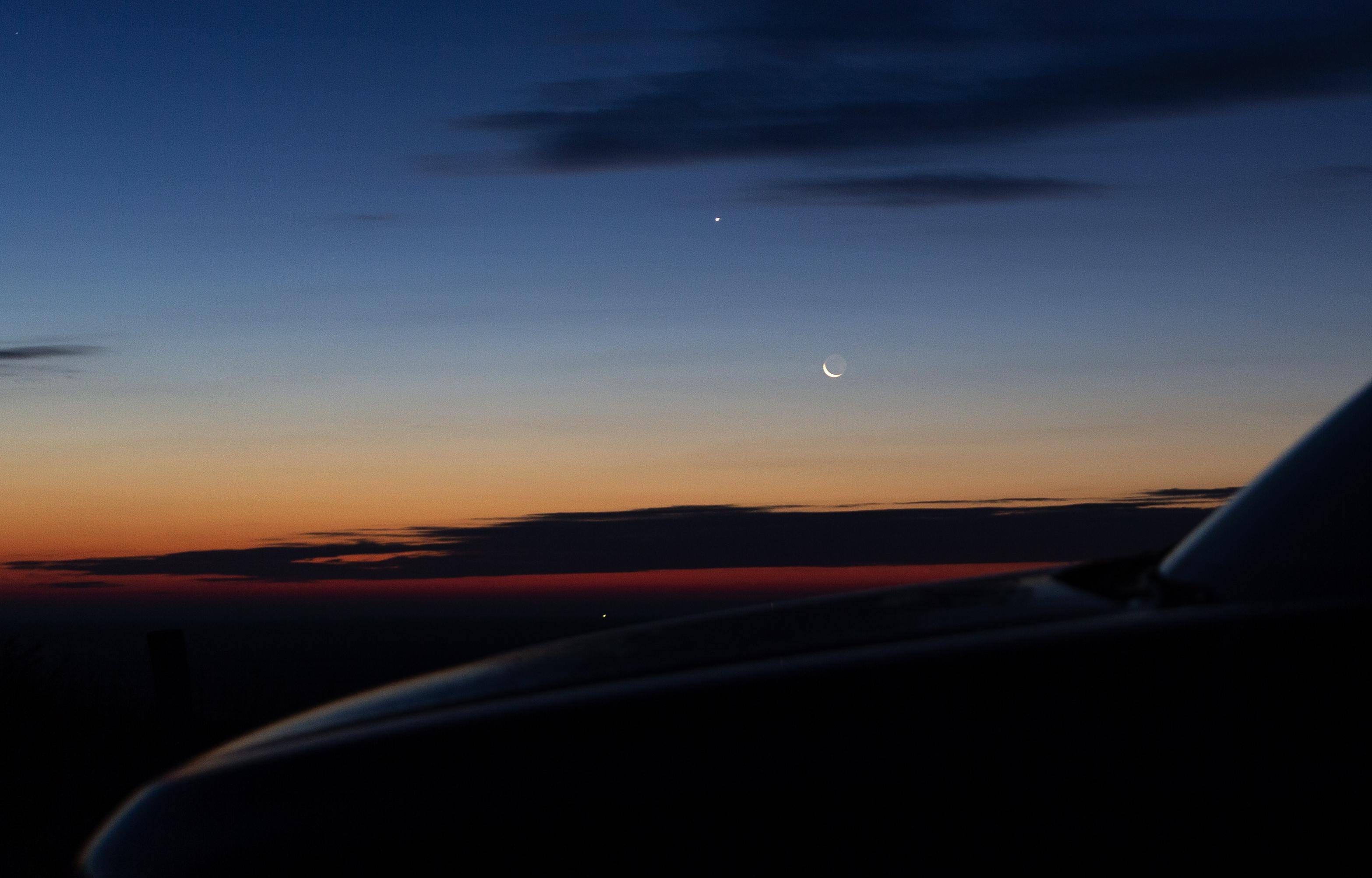 星空相册｜启明星伴月现身天宇#