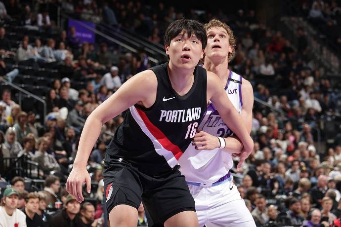 杨瀚森迎NBA常规赛首秀，两罚全中拿到个人NBA生涯首分；此前出场时播音字幕都是中文