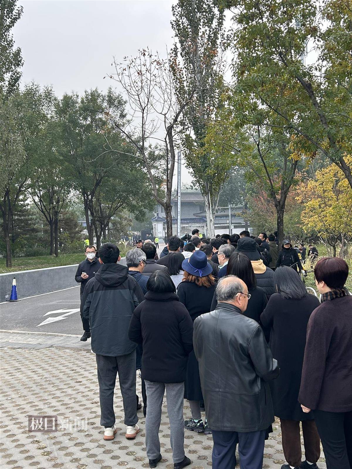 杨振宁遗体告别仪式在京举行,八宝山革命公墓外排起数十米长队,现场群众含泪相送