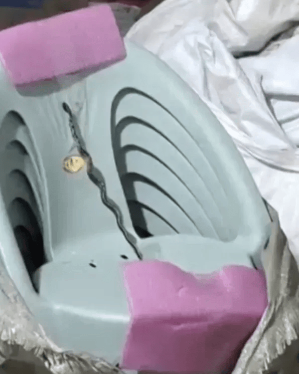 昆明一女子网购塑料凳，拆开竟发现一条蛇被胶带固定粘在椅子上，还在动！