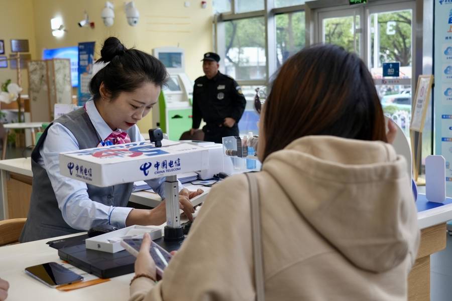 手机又升级，这次卡槽直接消失！没有SIM卡的手机怎么通话？